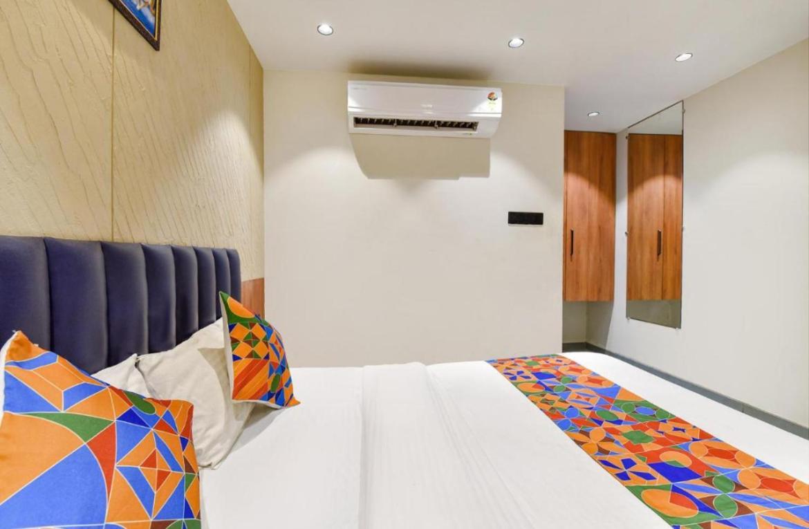 Hotel Solitaire Tower - Top Rated Area- In House Parking Vrindāvan Exterior foto