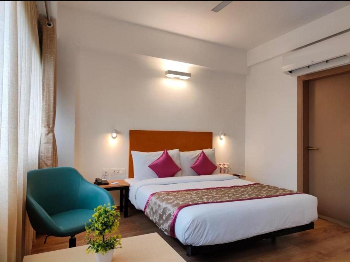 Hotel Solitaire Tower - Top Rated Area- In House Parking Vrindāvan Exterior foto