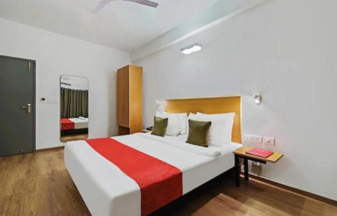 Hotel Solitaire Tower - Top Rated Area- In House Parking Vrindāvan Exterior foto