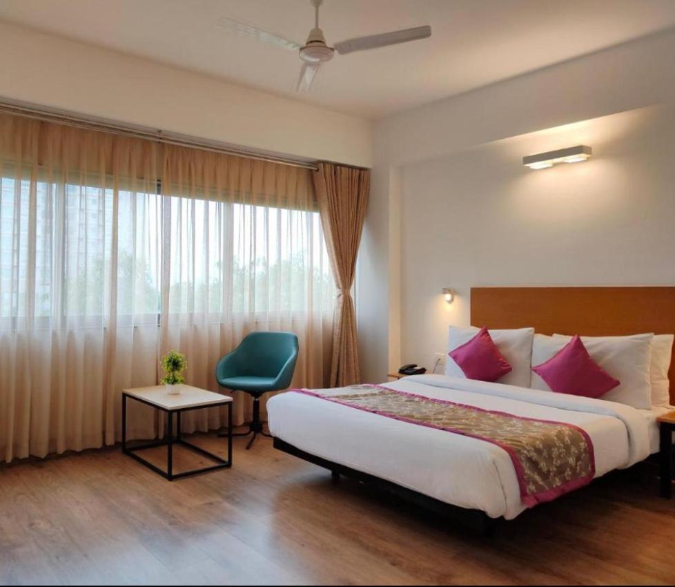 Hotel Solitaire Tower - Top Rated Area- In House Parking Vrindāvan Exterior foto