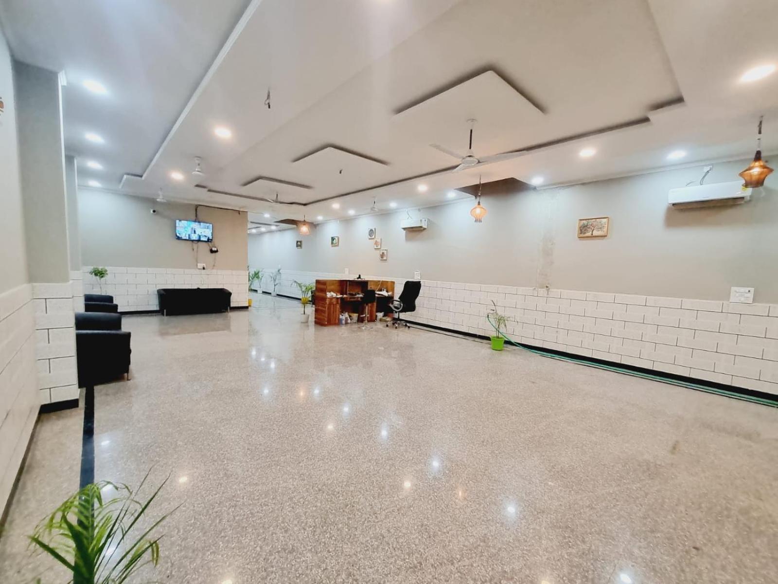 Hotel Solitaire Tower - Top Rated Area- In House Parking Vrindāvan Exterior foto